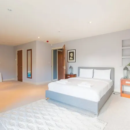 Centre 1 Bedroom Apartment *